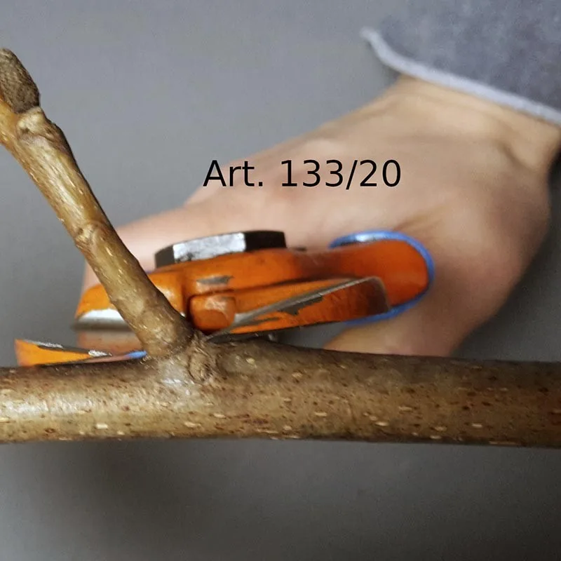 Секатор с запасной пружиной