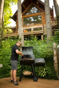 Угольный гриль коптильня Broil King Regal Offset 400